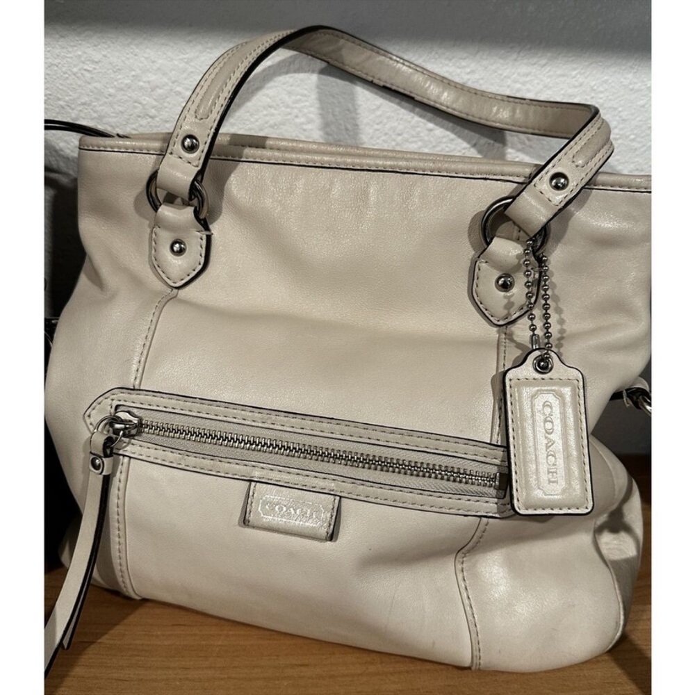 Coach crossbody purse cream color.Didn’t work for me I’m disabled and to small.